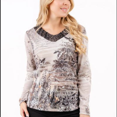 Mulher vestindo sweatshirt feminina estampada abstrata bege e preta, calças pretas, fundo branco