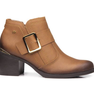 Bota feminina castanha com salto médio e fivela dourada