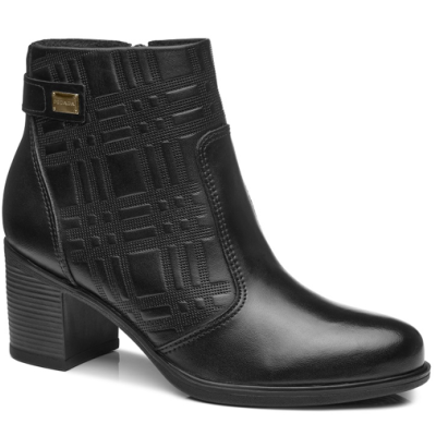 Bota preta em pele com padrão geométrico e salto quadrado