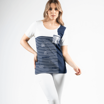 Camisola feminina branca e azul-marinho com riscas horizontais e bolso decorativo, usada com calças brancas.