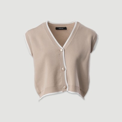 Cardigan sem mangas bege claro com acabamento branco e botões brancos