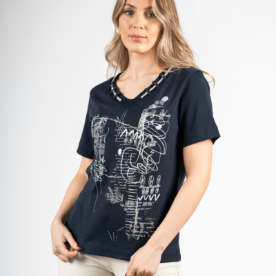 T-shirt preta com estampado abstrato branco e decote em V com tiras pretas e brancas