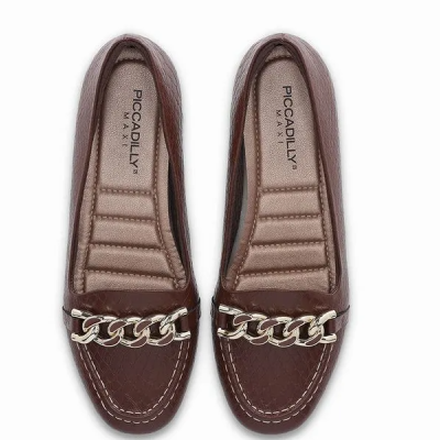 Par de mocassins castanhos com corrente metálica prateada e interior acolchoado
