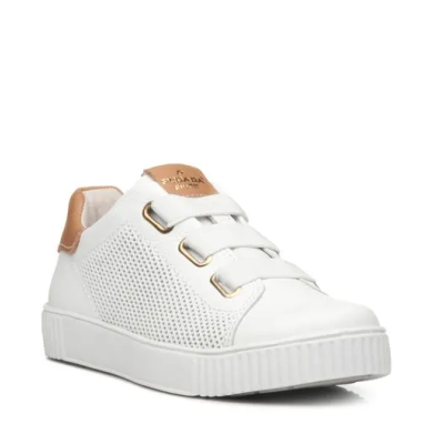 tênis branco com detalhes bege e tiras largas brancas