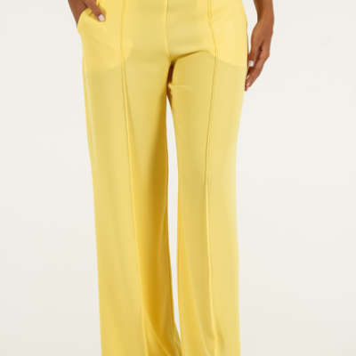 Calças amarelas compridas com cinto e fivela redonda de pérolas