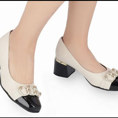 Sapatos creme com biqueira preta brilhante e detalhe metálico dourado