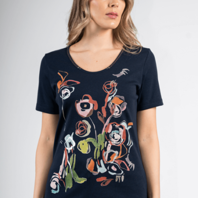 T-shirt feminina azul escura com estampado colorido e decote redondo