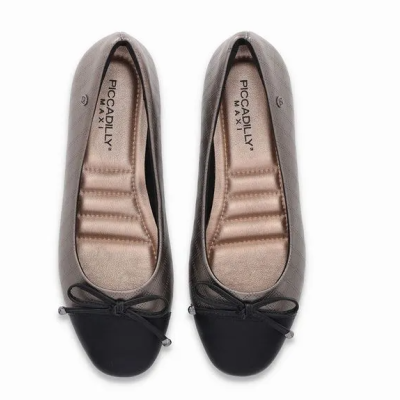 Par de sapatilhas cinzentas e pretas da marca PICCADILLY