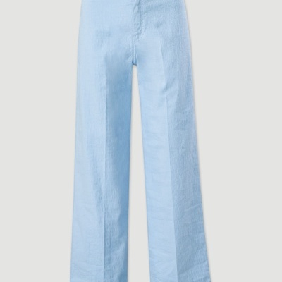 Calças femininas azuis claras sobre fundo cinzento claro