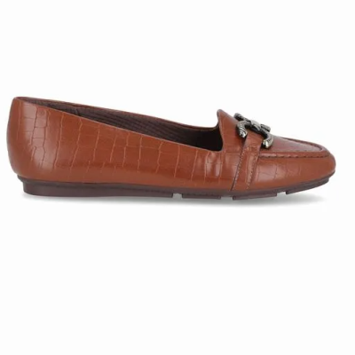 Sapato tipo mocassin castanho com textura de pele de crocodilo e detalhe metálico