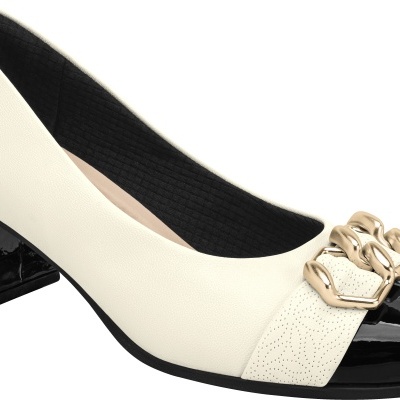 Sapato feminino branco com salto baixo preto e detalhe dourado.