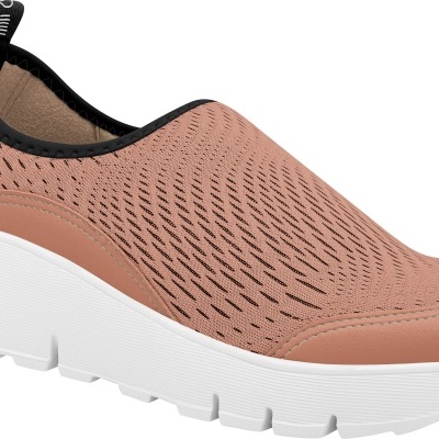 Tênis de desporto cor salmão com sola branca espessa e punho preto elástico