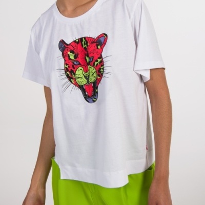 T-shirt branca com estampa colorida de cabeça de leopardo e calças verdes neon.