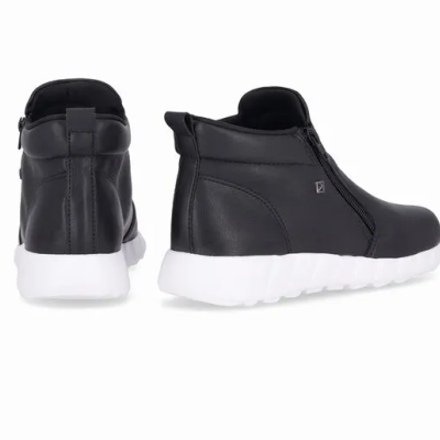 Par de sapatilhas pretas e brancas sobre fundo branco