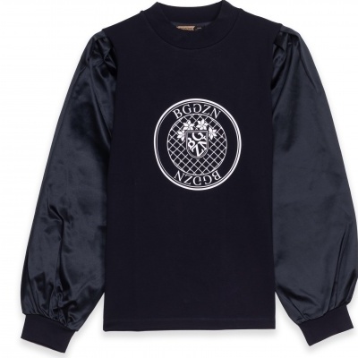 Camisola preta com mangas acetinadas azul escuro e estampado branco no peito