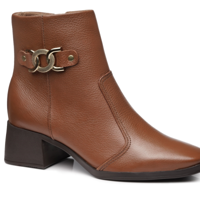Botim feminino castanho em couro com salto médio e detalhe dourado na lateral