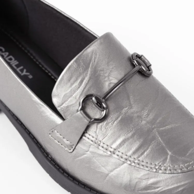Sapato mocassim cinza metálico com detalhe em metal preto