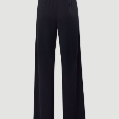 Calças largas pretas com cintura elástica sobre fundo cinza claro