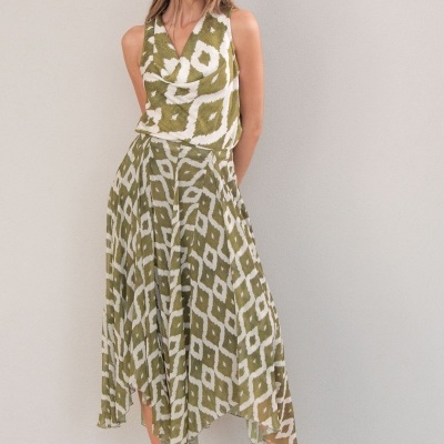 Vestido comprido verde-oliva e branco com padrão geométrico e decote drapeado