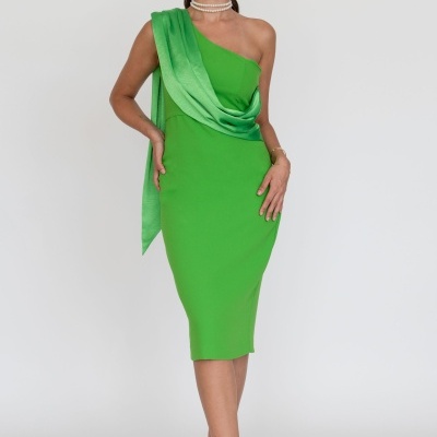 Vestido midi verde de um ombro só com drapeado
