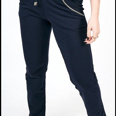 Calças esportivas pretas com detalhes prateados nas bordas dos bolsos.