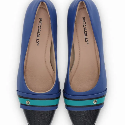 Sapatos de senhora azuis com biqueira preta quadrada e faixa decorativa