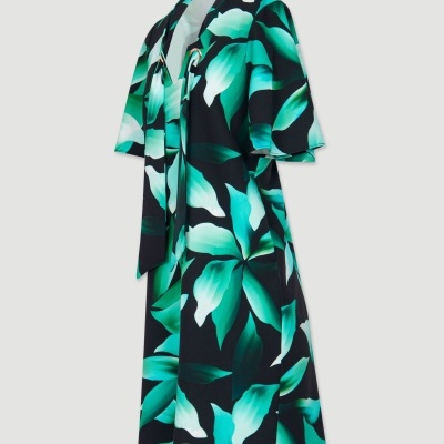 Vestido midi com padrão floral verde, azul, branco e preto