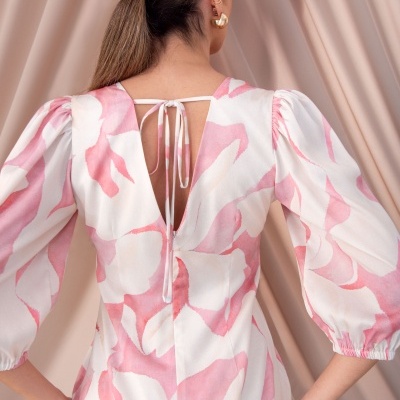 Vestido feminino rosa e branco com padrão floral e decote em V nas costas