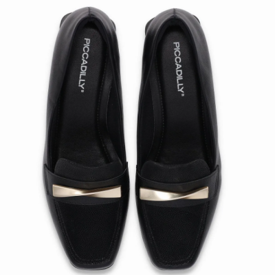 Sapatos mocassim pretos com detalhe metálico dourado e marca PICCADILLY no interior.