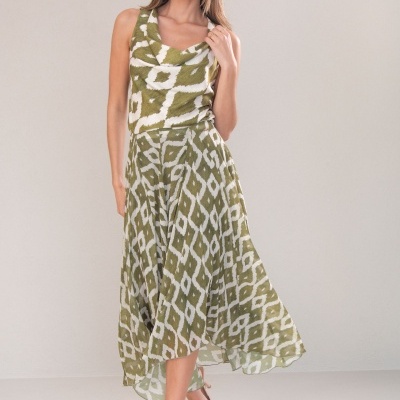 Vestido midi feminino verde e branco com padrão geométrico