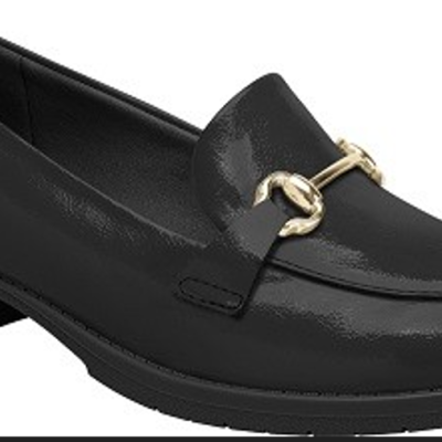 Sapato mocassim preto com detalhe metálico dourado