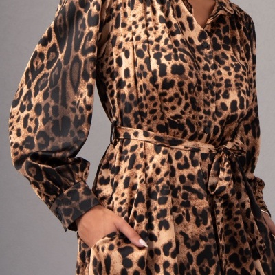 Vestido comprido animal print castanho e preto com cinto fino e bolso lateral