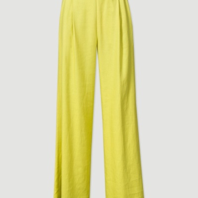 Calças amarelo claro de tecido liso com corte reto sobre fundo cinzento