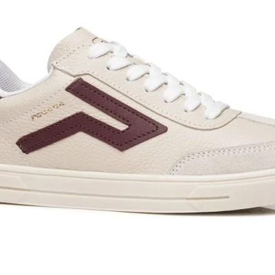 Tênis casual bege com detalhes em burdeos e atacadores brancos