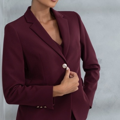 Fato de senhora vinho com blazer botão único e calças combinantes