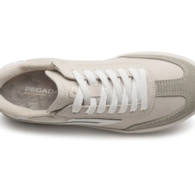 Ténis casual bege e cinza claro com atacadores brancos