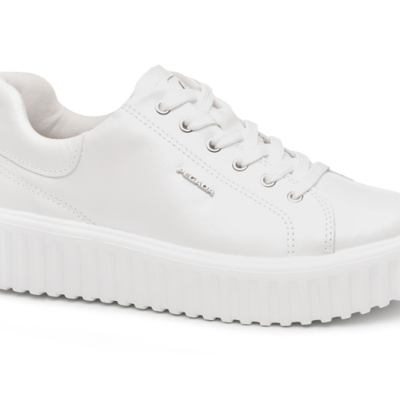 Tênis branco com sola grossa canelada e etiqueta metálica 'Piccadilly'.