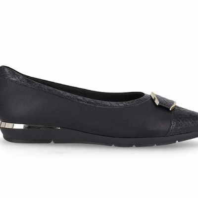 Sapatilha preta em pele com detalhe metálico prateado