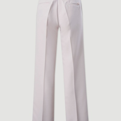 Calças de tecido claras com cós elástico preto e bolsos traseiros