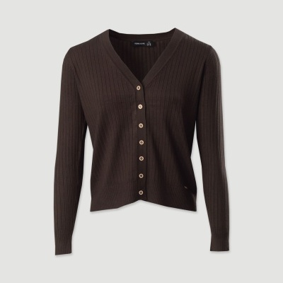 Camisola de malha castanha escura com botões em fundo cinza