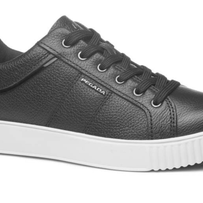 Ténis preto de pele com sola branca e etiqueta PRADA