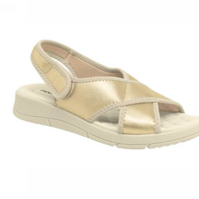 Sandália feminina dourada com tiras cruzadas e sola bege