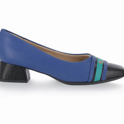 Sapato de salto baixo azul e preto com faixas verdes