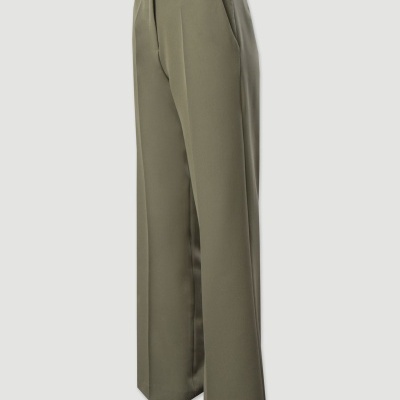 Calças compridas verde caqui com bolso lateral e detalhe preto no cós