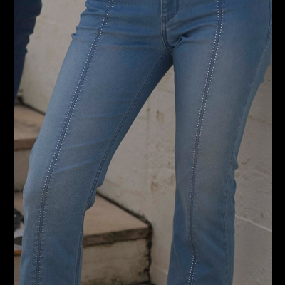 Calças de ganga azuis com costuras decorativas e bolsos frontais