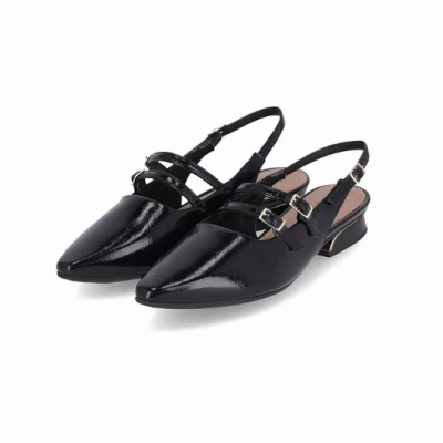 Sapatos de senhora em verniz preto com bico fino e tiras cruzadas com fivelas.