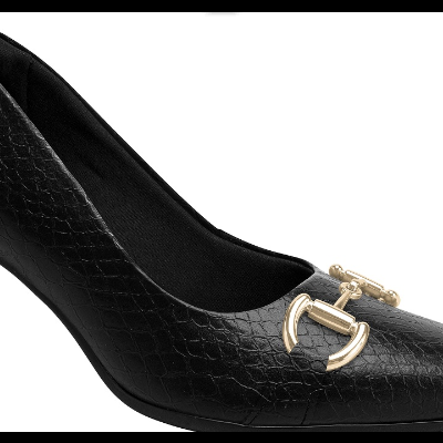 sapato de salto médio preto com textura de pele e detalhe dourado