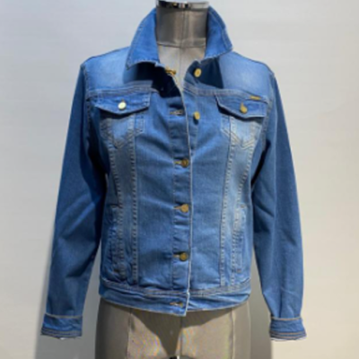 Casaco de ganga azul com botões dourados exposto em manequim