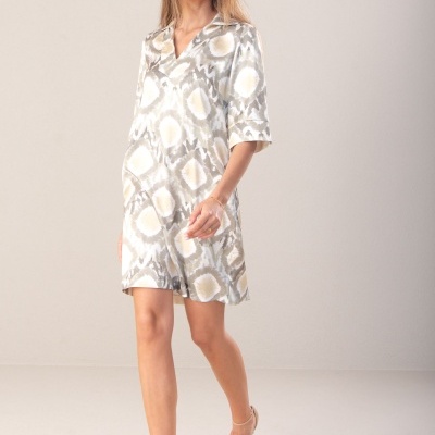 Vestido curto feminino com padrão geométrico cinza e bege, mangas 3/4, tecido leve.