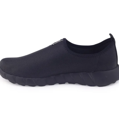 Ténis desportivos pretos em tecido respirável com sola preta grossa